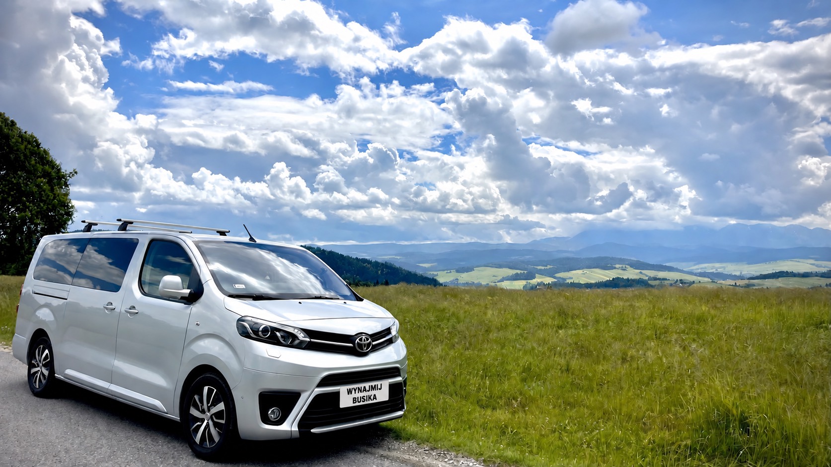 Toyota na tle gór