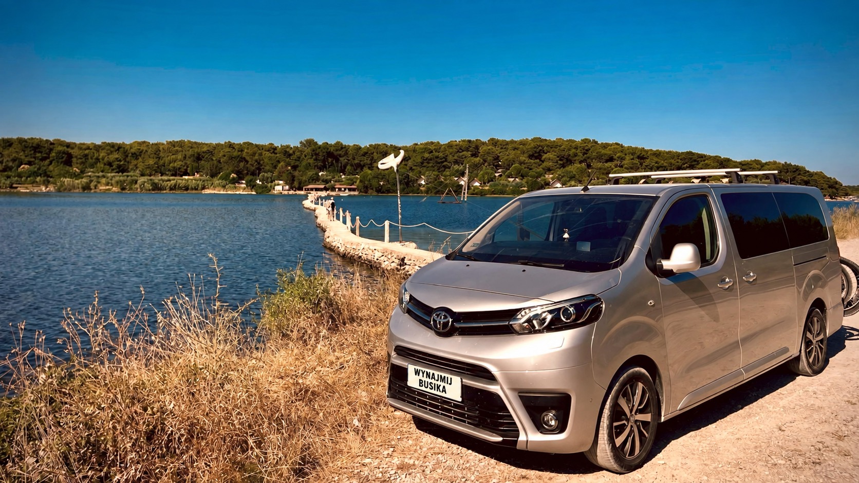 Toyota przy nadmorskiej przystani