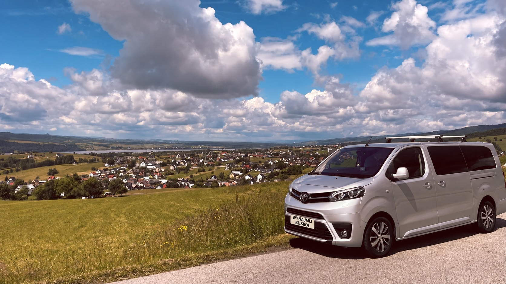 Toyota Proace Verso Long na tle górskiej panoramy